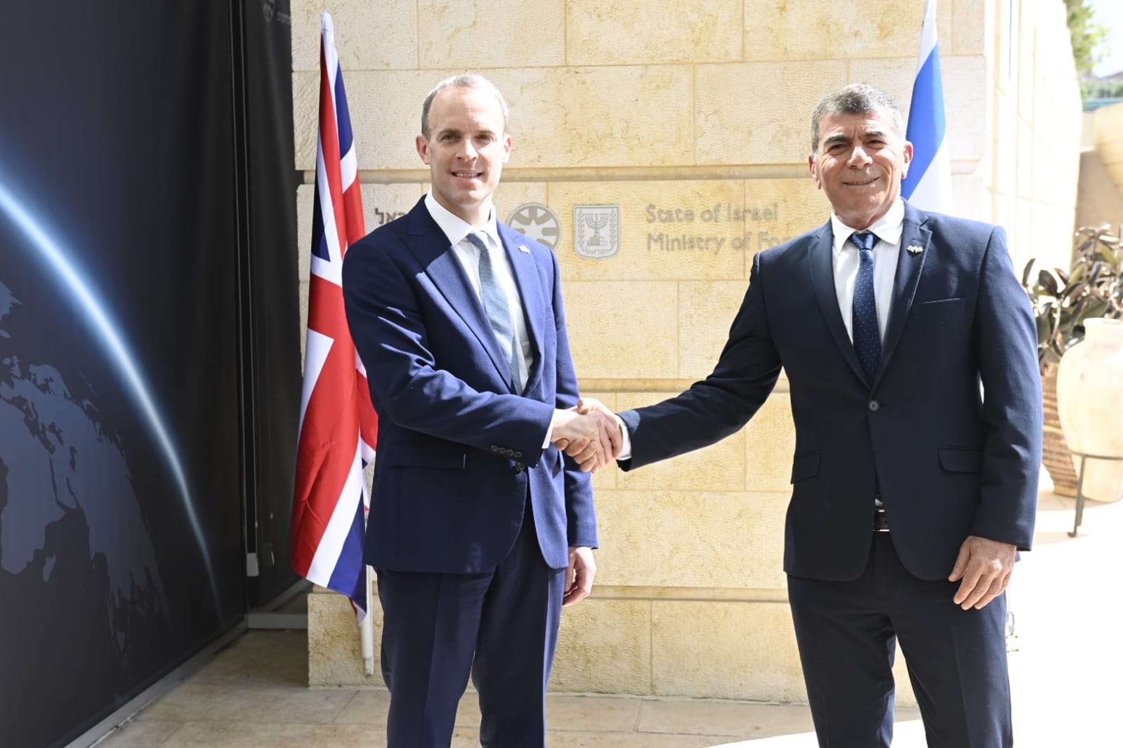 Momin Rakub שר החוץ גבי אשכנזי עם שר החוץ הבריטי, דומיניק ראאב