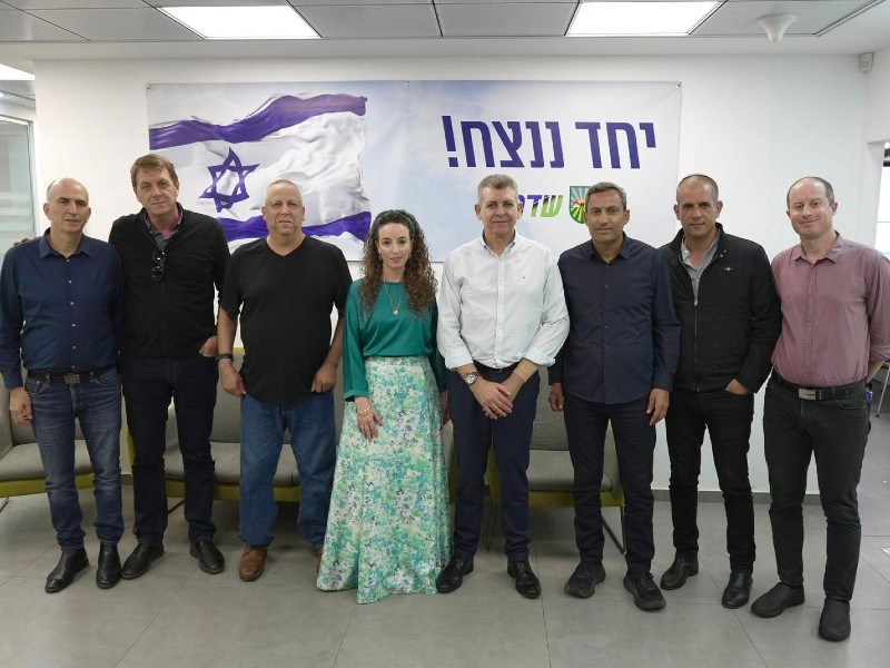 השרה להגנת הסביבה עידית סילמן ואחרים