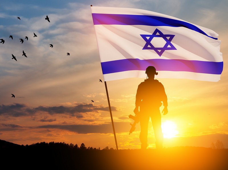 תמונה של חייל מחזיק דגל ישראל