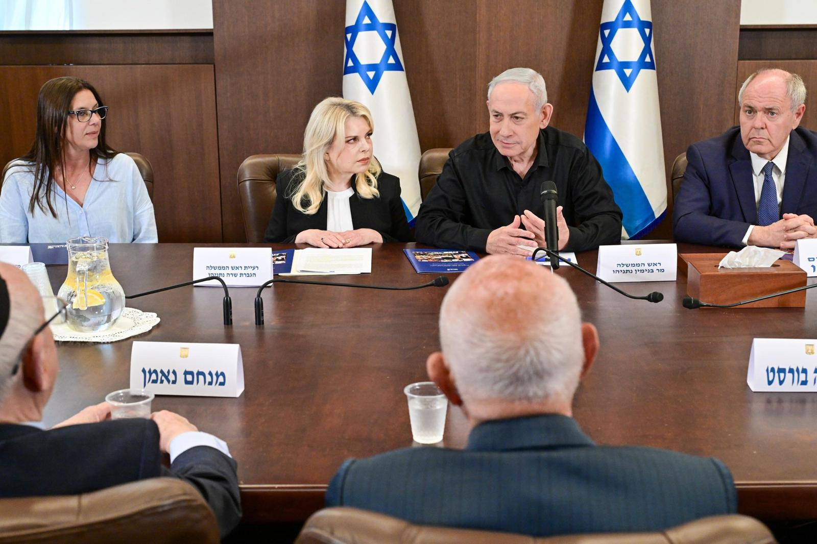 PM Benjamin Netanyahu and his Wife Sara meet with the Holocaust ...