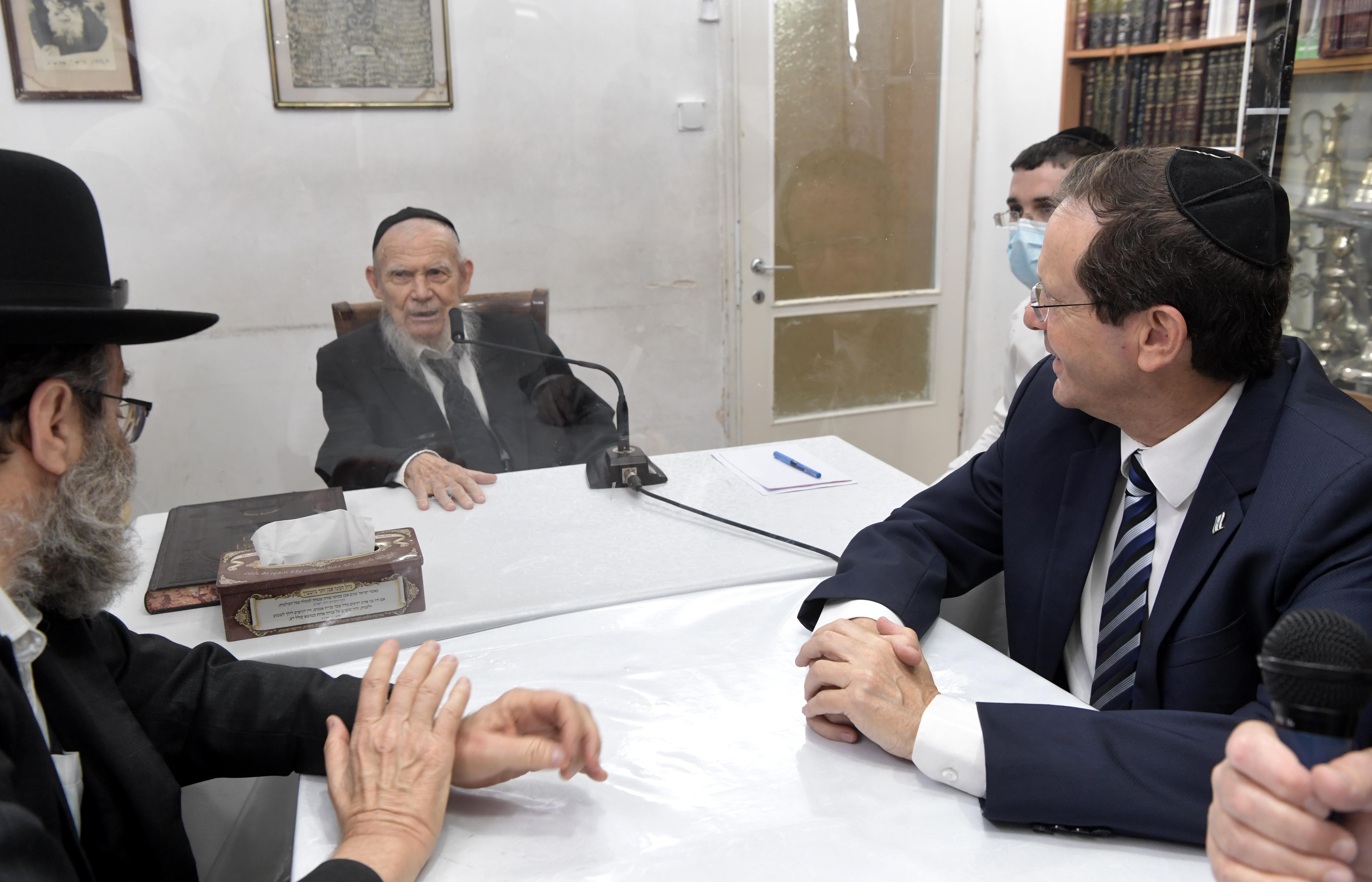 נשיא המדינה יצחק הרצוג בביקור אצל הרב גרשון אדלשטיין בבני ברק. © קובי ...