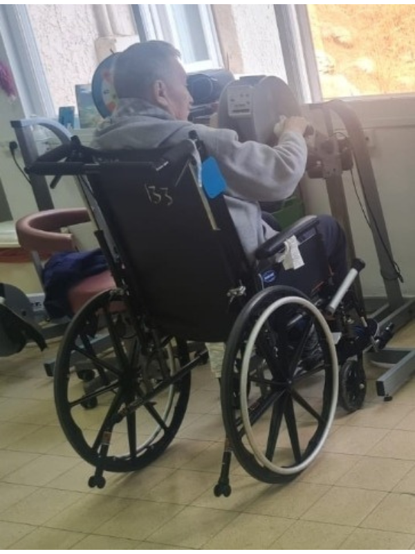 מכשיר אימון אקטיבי פסיבי להפעלת הידיים והרגליים